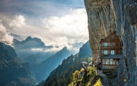 Отель на склоне горы