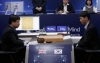 Компьютер выиграл у сильнейшего игрока в го