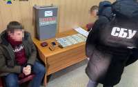 Сотрудники СБУ задержали на взятке чиновника 