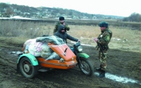 Россиянин на мотоцикле с коляской пытался вывезти из Украины почти тысячу шапок