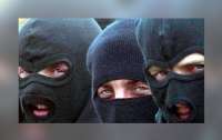 Пытали утюгом и заливали в глаза водку: на Киевщине бандиты ограбили семью