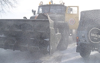 К расчистке снежных заносов в Крыму подключилась бронетехника
