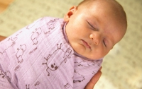 Врачи запретили пеленать младенцев
