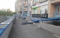 ЧП в Киеве: сержант ВСУ выпал с 11-го этажа