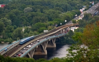 В Киеве с моста Метро упал молодой парень