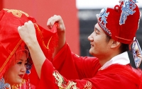 Больная раком молодая китаянка устроила свадьбу для себя одной