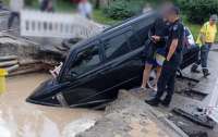 Нетверезий водій втопив свою автівку просто в центрі столиці