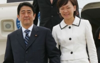 Премьер Японии признался, что кормил жену биодобавками для собак