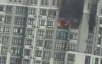 Женщина во время пожара спасалась на кондиционере, который висит на 24 этаже