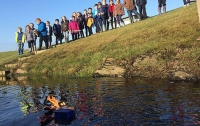 Школьники похоронили рыбку по обычаю викингов