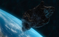 К Земле стремительно летит огромный черный астероид