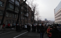 Месяц без тепла: замерзшие киевляне перекрыли улицу