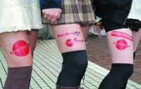 В Японии рекламу размещают на женских ногах