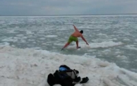 Морж отжался на льдине замерзшего одесского моря (Видео)