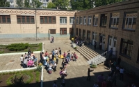 Распыление неизвестного вещества: в Николаеве эвакуировали 400 школьников