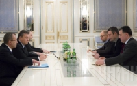 Янукович, оппозиция и посредники подпишут договор по урегулированию кризиса