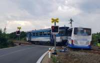 Жуткая авария на железной дороге: Поезд сбил пассажирский автобус