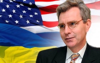 Посол США еще вечером в четверг предсказал, что президент Украины согласится на досрочные выборы