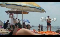Продавец на пляже повеселил публику и продемонстрировал талант маркетинга (видео)