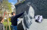 Портреты Навального появились в Вене рядом с памятником советским солдатам