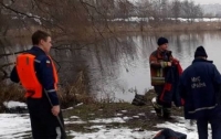 Жуткая находка в Киеве: из озера достали тело женщины