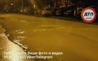 Подмыло асфальт, подтопило стоянку: в Киеве случался масштабный прорыв воды