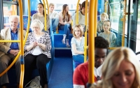 Ученые рассказали, почему не надо уступать место пожилым в транспорте