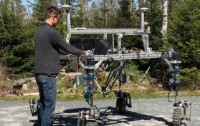 Студенти отримали премію за робота, який прицільно знищує бур'яни (ВІДЕО)