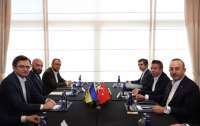 Кулеба перед переговорами с Лавровым провел встречу с главой МИД Турции