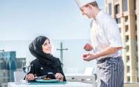 В ресторанах Саудовской Аравии отменили отдельные входы для мужчин и женщин