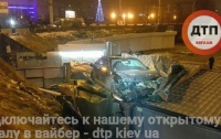 Авто в Киеве вылетело с дороги и приземлилось на МАФ