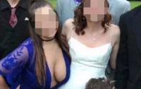 Глубокое декольте подружки невесты возмутило пользователей Интернета