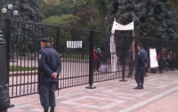 Неизвестные выстроили двух метровый забор вокруг украинского парламента