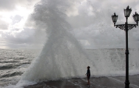Во время шторма в Севастополе волны были высотой с дом (ФОТО)