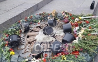 Вечный огонь в Киеве залили цементом