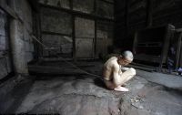В Китае женщина держит своего сына в сарае, как скотину (ФОТО)