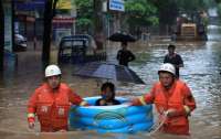 Наводнения в Китае: тысячи людей эвакуировали, десятки погибших