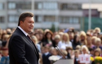 Янукович не захотел петь гимн Украины со школьниками