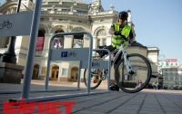 В Киеве теперь можно воткнуть «велик» в дизайнерскую велопарковку (ФОТО)