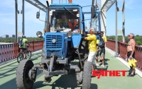 Шведские фанаты в Киеве попытались «угнать» трактор (ФОТО)