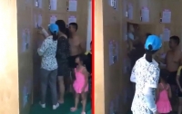 Родители оставили плачущего ребенка в шкафчике для одежды (видео)