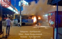 В Киеве возле станции метро загорелась маршрутка
