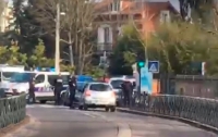В Париже террористы захватили лицей и взорвали бомбу (ВИДЕО)