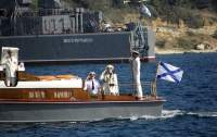 В Севастополе боевые корабли ЧФ приспустили флаги в знак траура