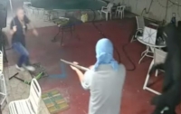Житель Флориды одолел пятерых грабителей с ружьем (видео)