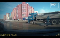 Видеошок: торопившийся пешеход врезался в грузовик