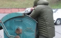 В Ровенской области чиновника бросили в мусорный бак