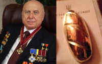 Стало известно, кто подарил Януковичу золотой батон