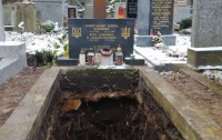 Эксгумация останков писателя Олеся была вынужденной - полностью прогнил гроб - украинский дипломат в Чехии