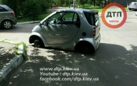 ЧП в Киеве: на Демеевской автоворы у нескольких автомобилей сняли колёса